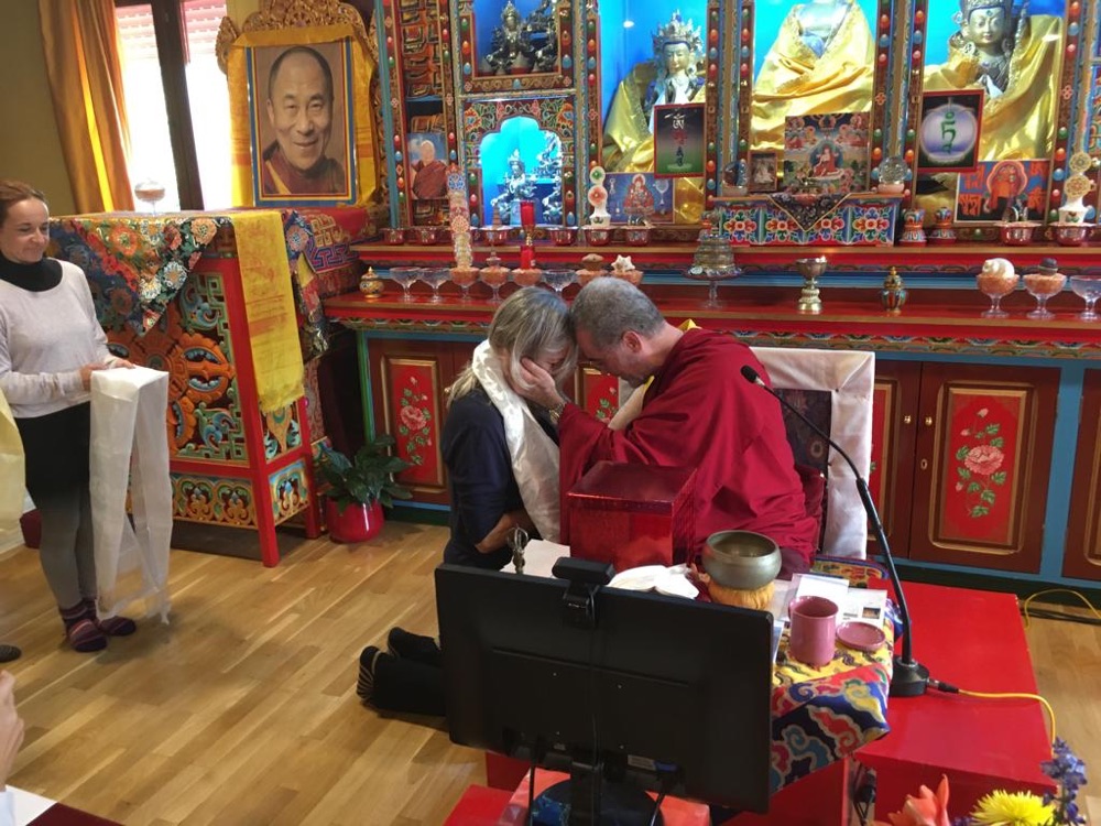 Ana Sanz en un encuentro de filosofía budista y meditación